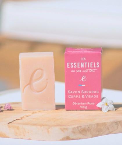 Organic moisturizing soap mature skin Geranium Rosa rose pink Les Essentiels natural cosmetics l'Officina Paris