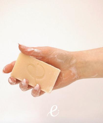 Organic moisturizing soap mature skin Geranium Rosa rose pink Les Essentiels natural cosmetics l'Officina Paris