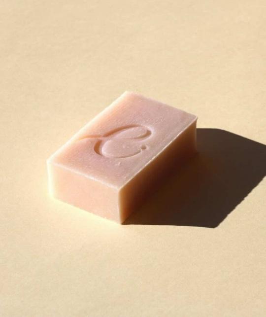 Organic moisturizing soap mature skin Geranium Rosa rose pink Les Essentiels natural cosmetics l'Officina Paris